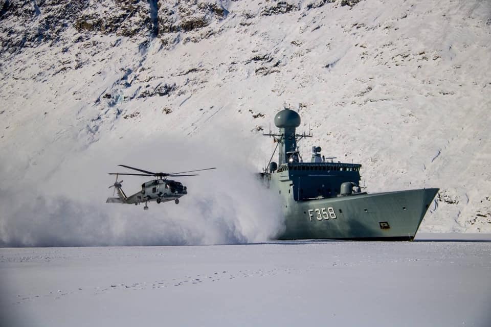 A sick crew member from a US submarine was evacuated today by the Danish warship HDMS Vædderen off Greenland. nThis underlines Denmark’s dedication to assist any seafarer in distress regardless of his nation’s intent (Arctic Command)